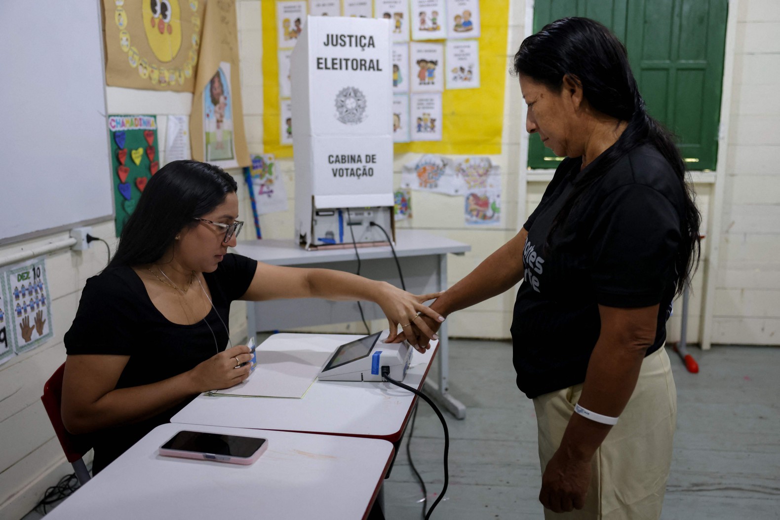 Eleitor vota em uma seção eleitoral na comunidade do Lago do Catalão, em Iranduba, estado do Amazonas — Foto: MICHAEL DANTAS / AFP
