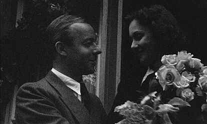 Filmstill aus „Hochzeit von Heinz Rühmann und SA-Aufmarsch in Magdeburg“ (1939)