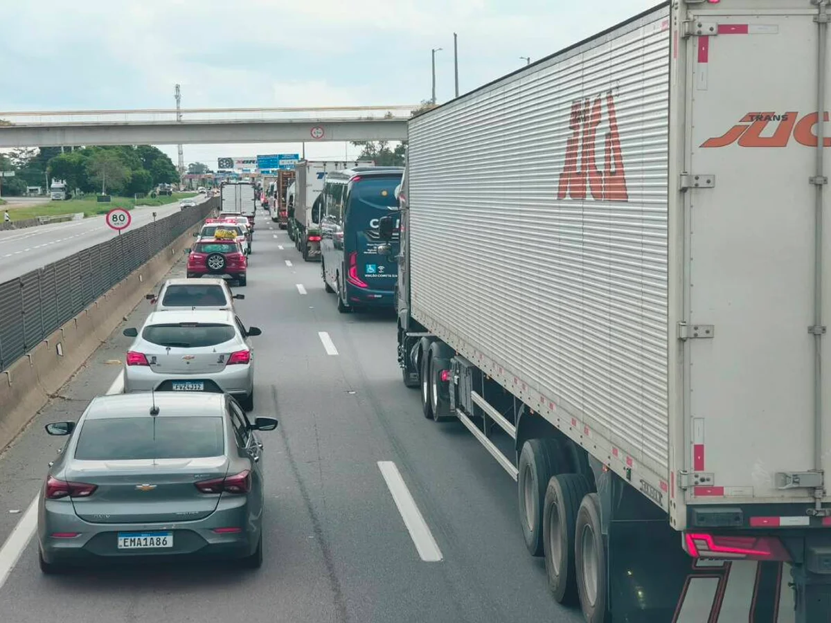 Rodovias de SP têm tráfego intenso com feriadão e retorno de Aparecida