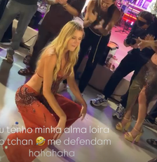 Ana Paula Siebert dançando na boquinha da garrafa durante festa de Tati Barbieri, que teve show surpresa do "É o Tchan" Foto: Reprodução / Instagram