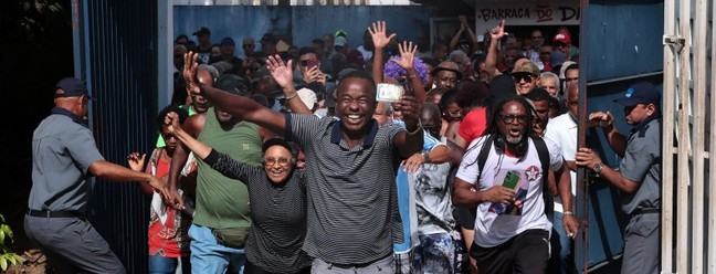 Eleitores correm para votar em uma seção eleitoral em Salvador — Foto: ANTONELLO VENERI