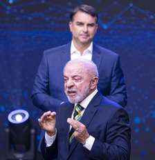 Lula e Flávio Bolsonaro durante debate da Band Foto: BRUNO MOTTA/ENQUADRAR / Estadão