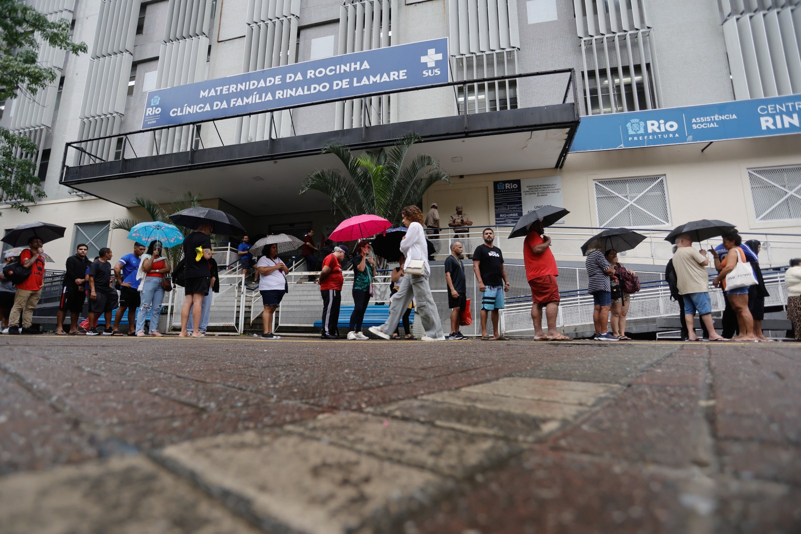 Eleitores no Centro Municipal Rinaldo De Lamare, em São Conrado — Foto: Marcia Foletto / Agência O Globo