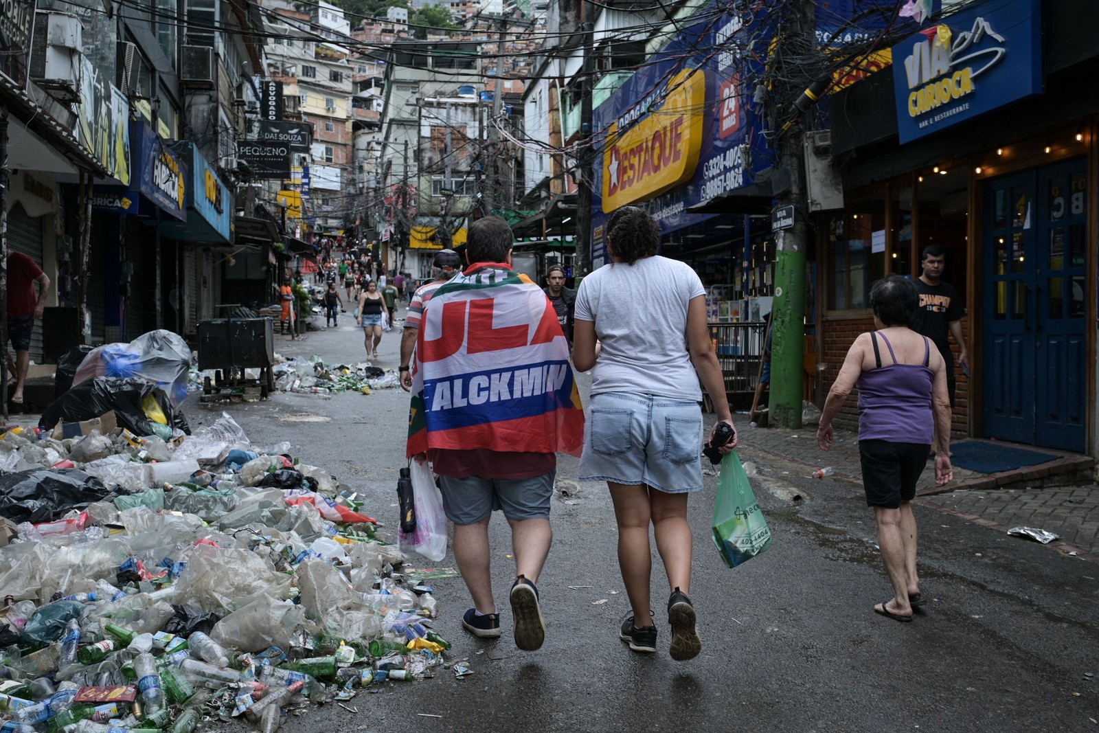 Eleitores caminham em rua da Rocinha, no Rio de Janeiro — Foto: Tercio Teixeira/AFP