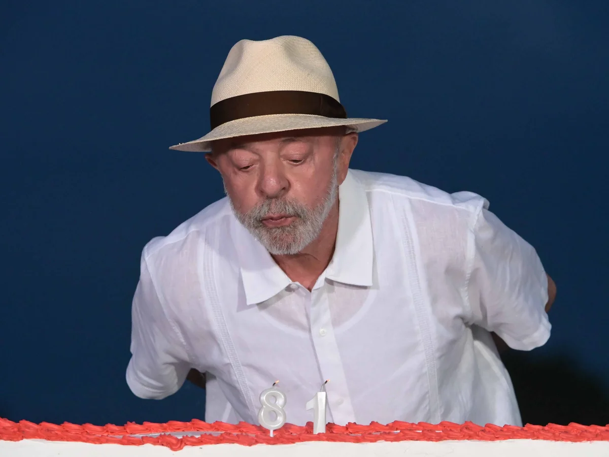 Apoiadores cantam parabéns para Lula e presidente agradece: "Gratidão"