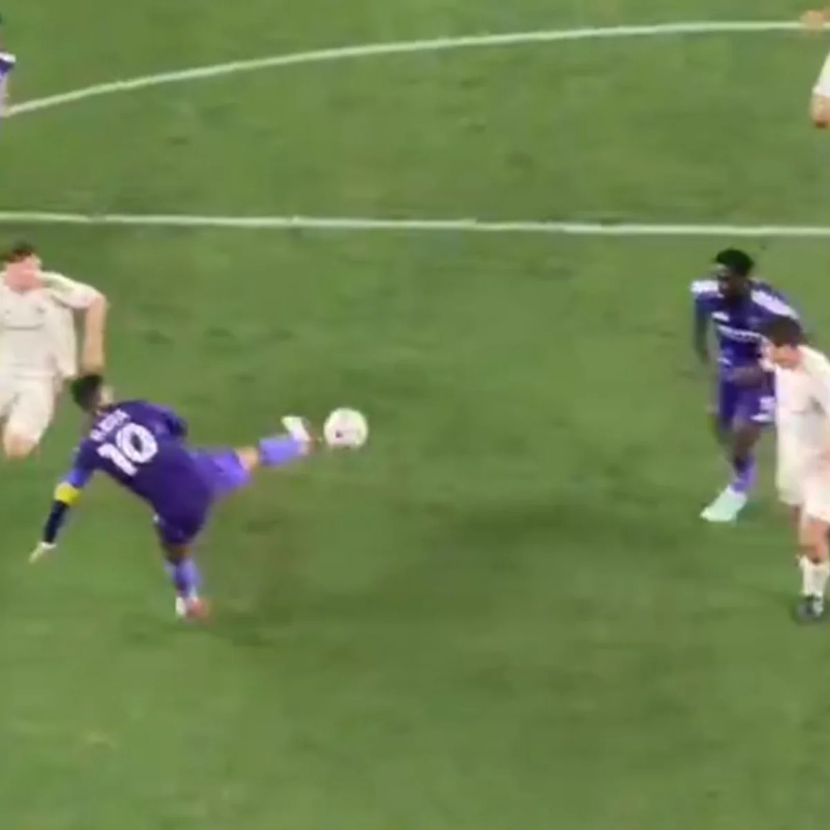Vale Puskas? Argentino do Orlando City faz gol escorpião em goleada; veja