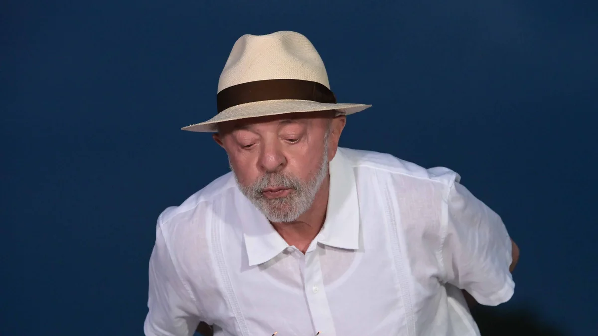 Apoiadores cantam parabéns para Lula e presidente agradece: "Gratidão"