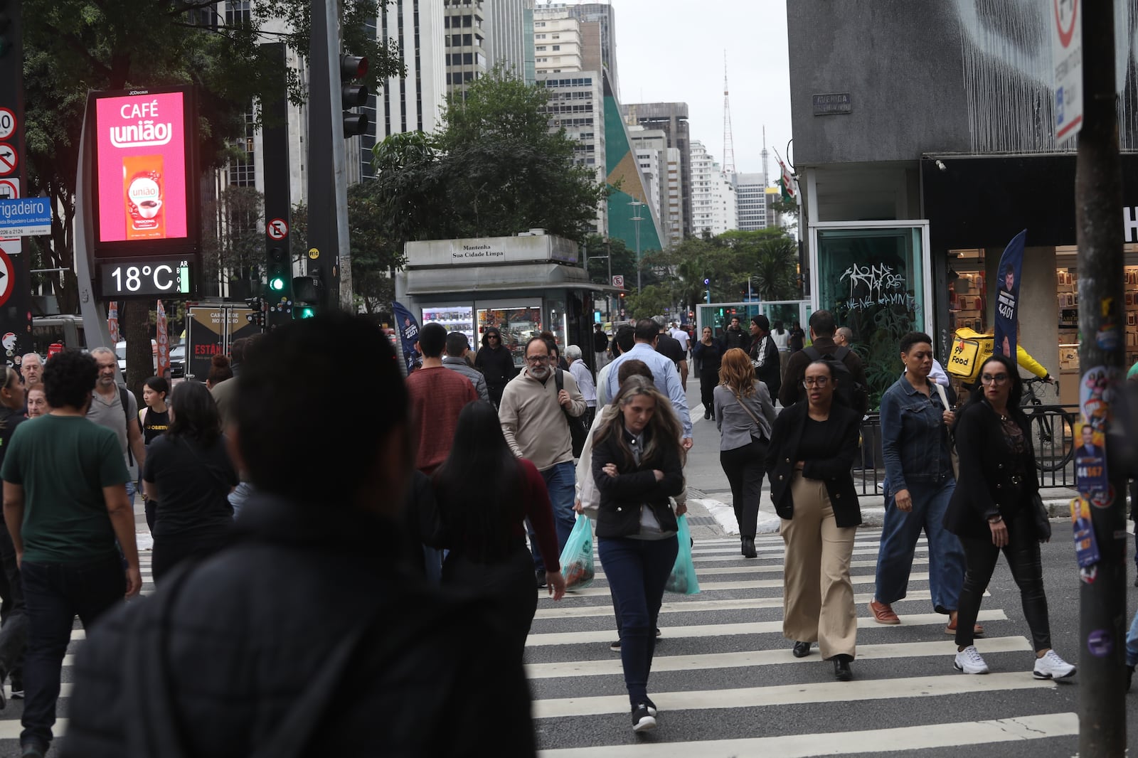 Termômetro de rua marca 18ºC na avenida Paulista