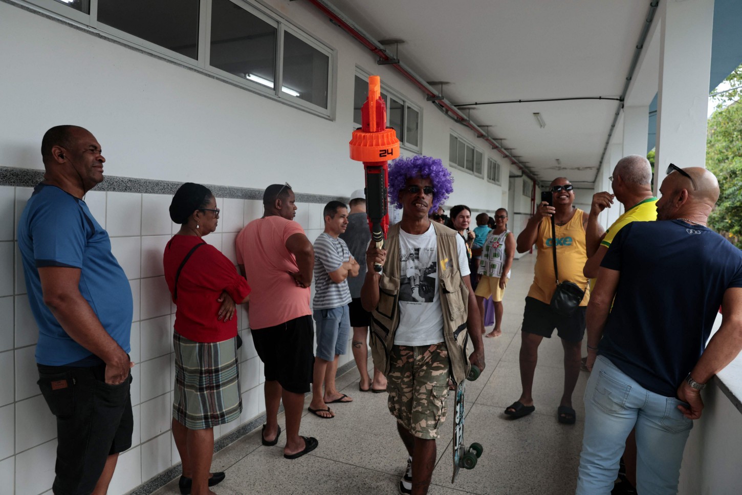 Eleitores fazem fila dentro de uma seção eleitoral em Salvador — Foto: ANTONELLO VENERI / AFP