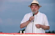 O presidente Luiz Inácio Lula da Silva apaga as velas do bolo e se emociona durante a comemoração de seu aniversário de 81 anos, no Palácio da Alvorada