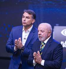 Lula e Flávio Bolsonaro durante debate da Band neste domingo, 18 Foto: BRUNO MOTTA/ENQUADRAR / Estadão