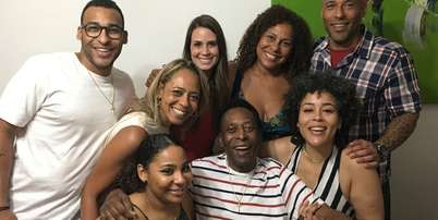 Pel&eacute; com seus filhos: pend&ecirc;ncias financeiras atrasam a partilha dos bens Foto: Reprodu&ccedil;&atilde;o
