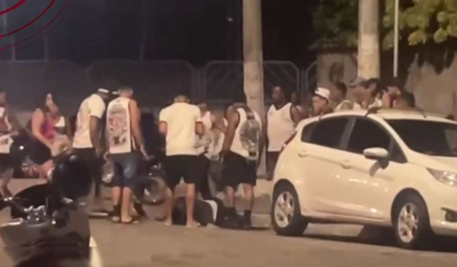 Advogado &eacute; espancado ap&oacute;s se recusar a retirar camisa de torcida organizada do Vasco &ndash;