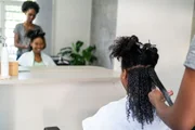 Cabelo áspero e difícil de cuidar? Médicas explicam o que é scab hair