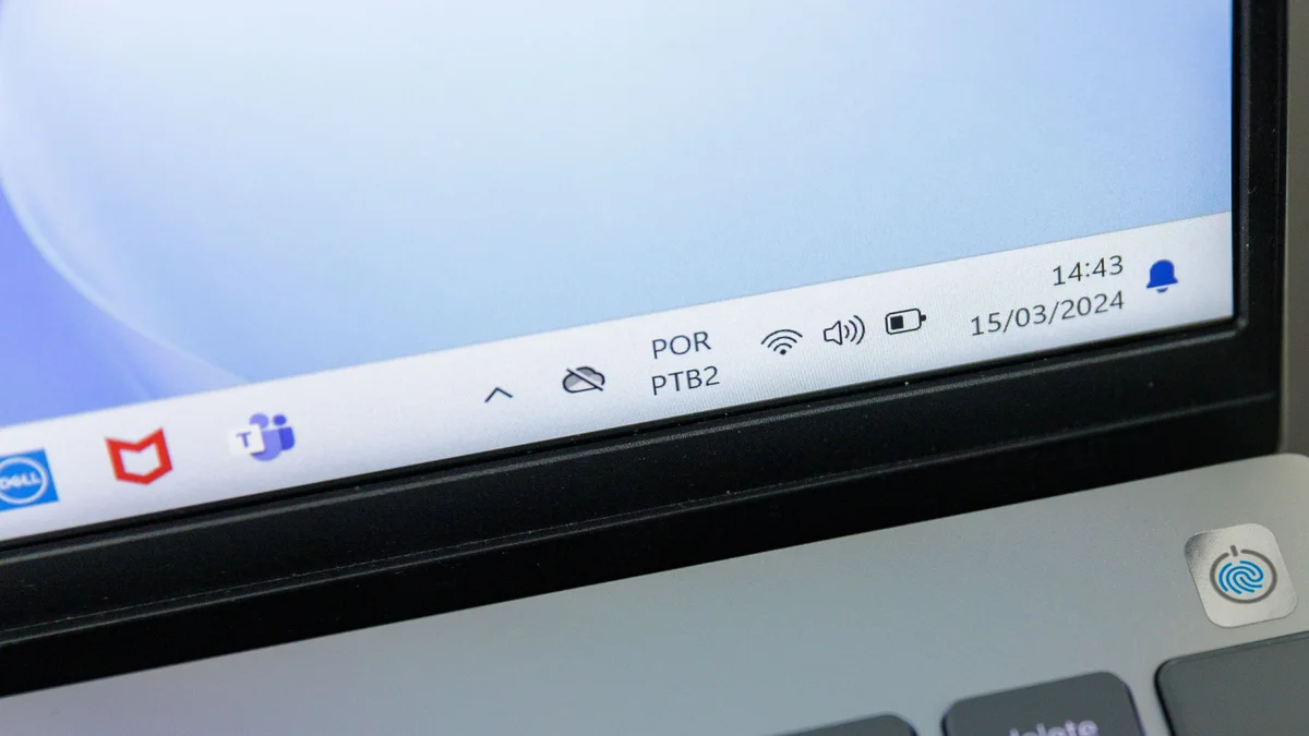 Tela de computador com barra de tarefas do Windows 11