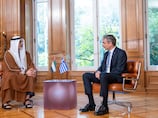 O xeique Khalid encontra estudantes militares de Emiratos Árabes Unidos durante visita oficial à Grécia