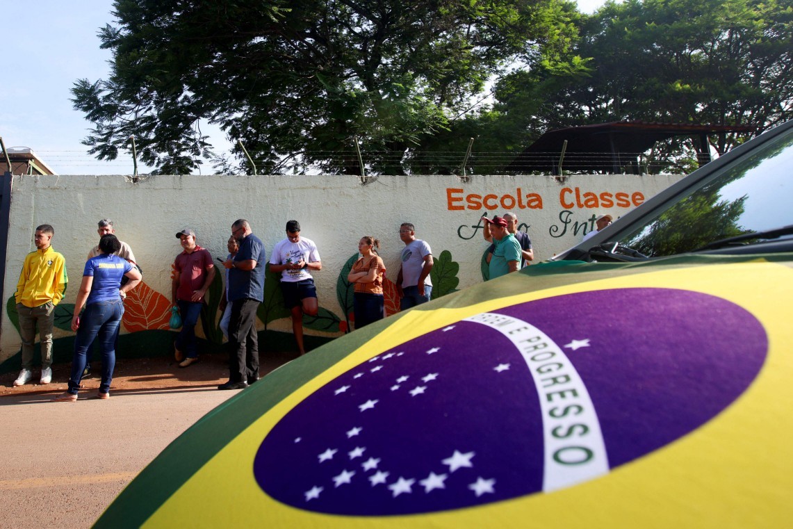 Eleitores fazem fila para votar durante o segundo turno da eleição presidencial em uma seção eleitoral em Brasília — Foto: IGO ESTRELA / AFP