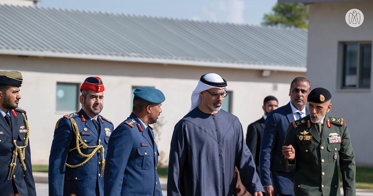 O xeique Khalid encontra estudantes militares de Emiratos Árabes Unidos durante visita oficial à Grécia