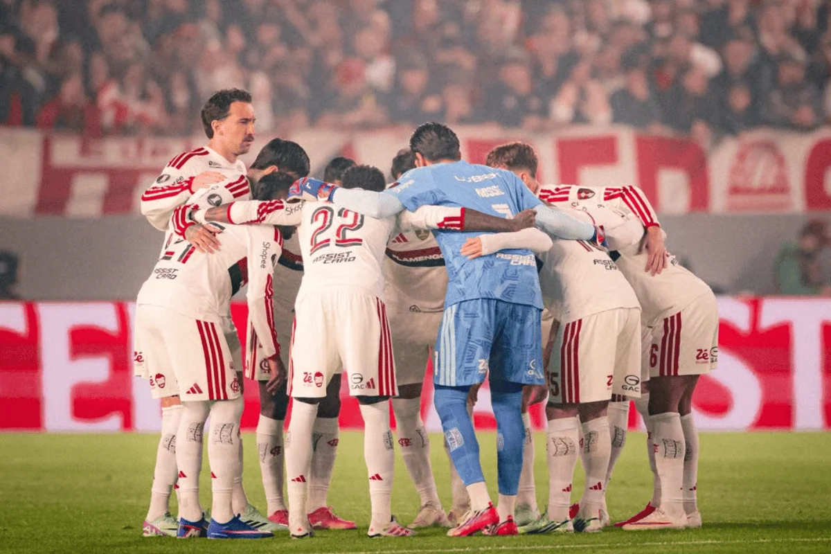 Elenco do Flamengo durante a partida diante do Estudiantes