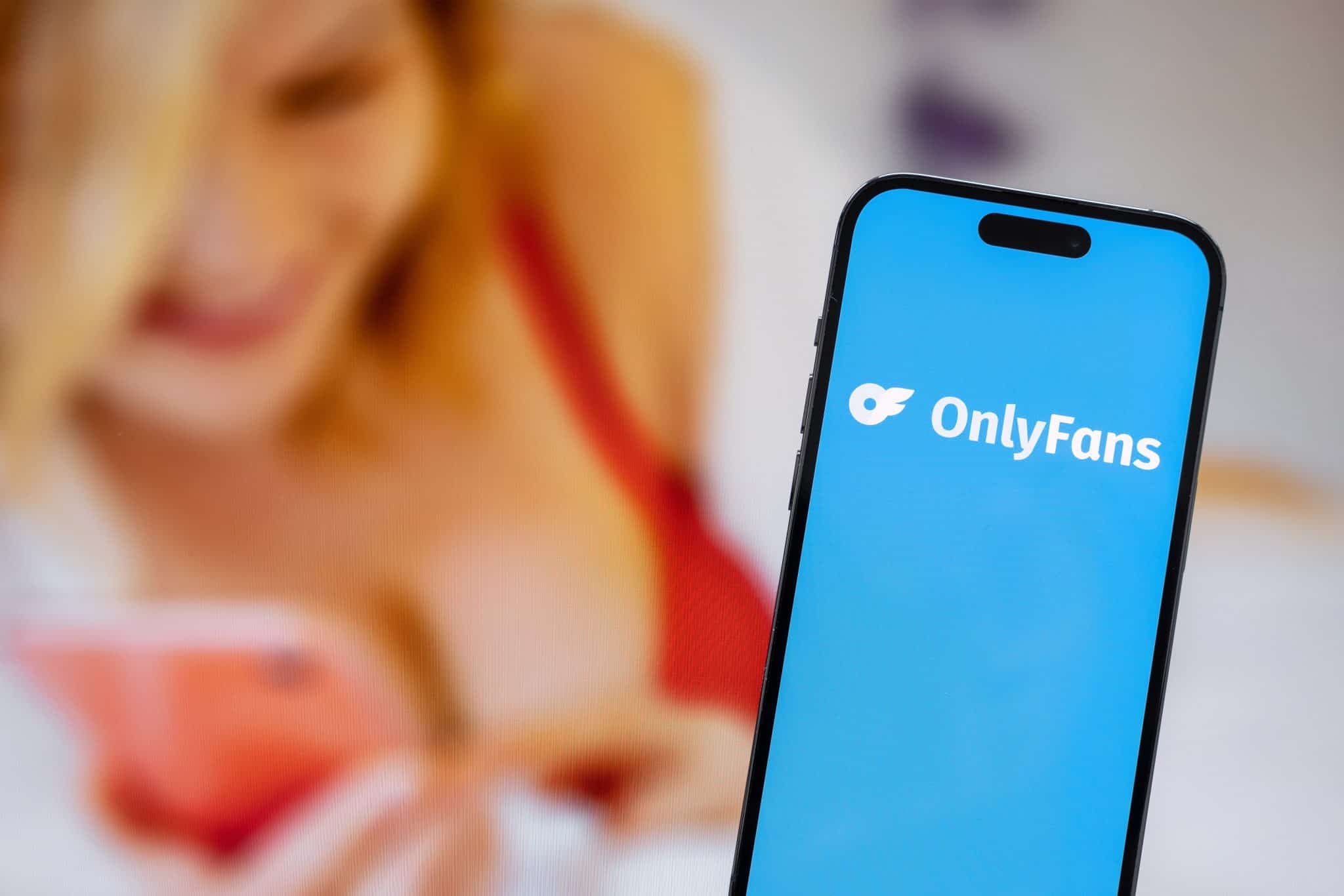 O Brasil aparece na décima posição mundial em gastos no OnlyFans, segundo estimativa do OnlyGuider. Mensagens, conteúdo avulso e gorjetas devem superar os gastos com assinaturas mensais no país. Imagem: Kaspars Grinvalds/Shutterstock