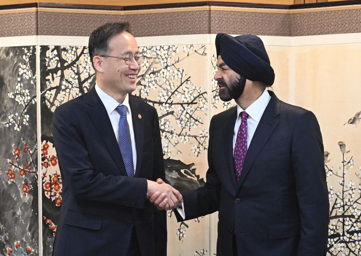 Finance Minister Lee Hyoung-il, left, shakes hands with Ajay Banga, president of the World Bank, Seoul, Monday, in this photo released by the Ministry of Finance and Economy, Tuesday. Yonhap