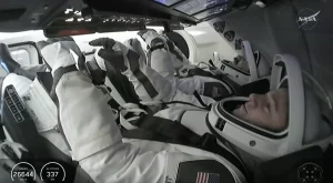 SpaceX Dragon retorna à Terra após 237 dias na estação espacial