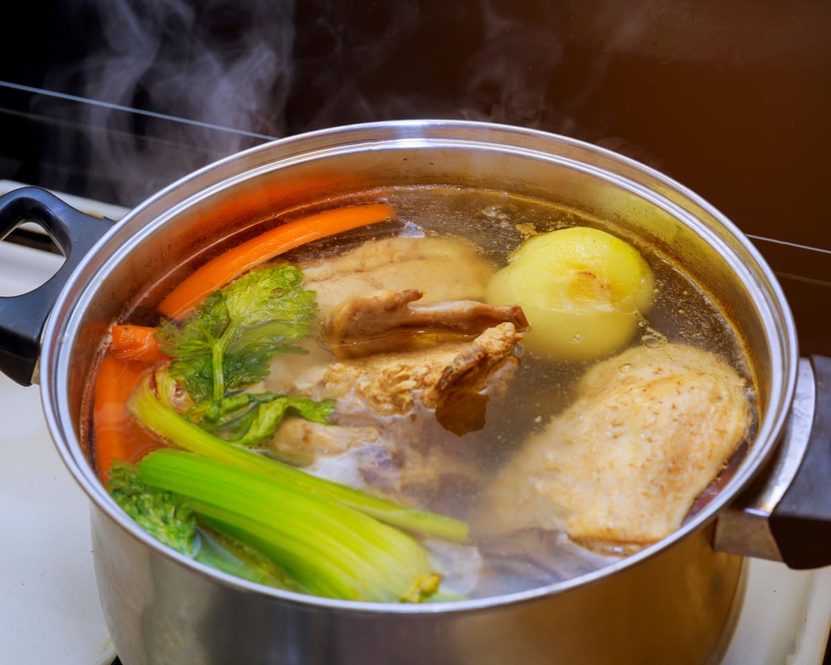 O segredo para um caldo de frango sem nuvens