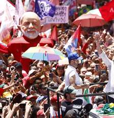 O presidente da República, Luiz Inácio Lula da Silva (PT), candidato à reeleição, em caminhada em Ceilândia, na região administrativa do Distrito Federal, ao lado do candidato do PT ao governo distrital, Leandro Grass, nesta sexta-feira, 9 Foto: Estadão Conteúdo/Wilton Junior