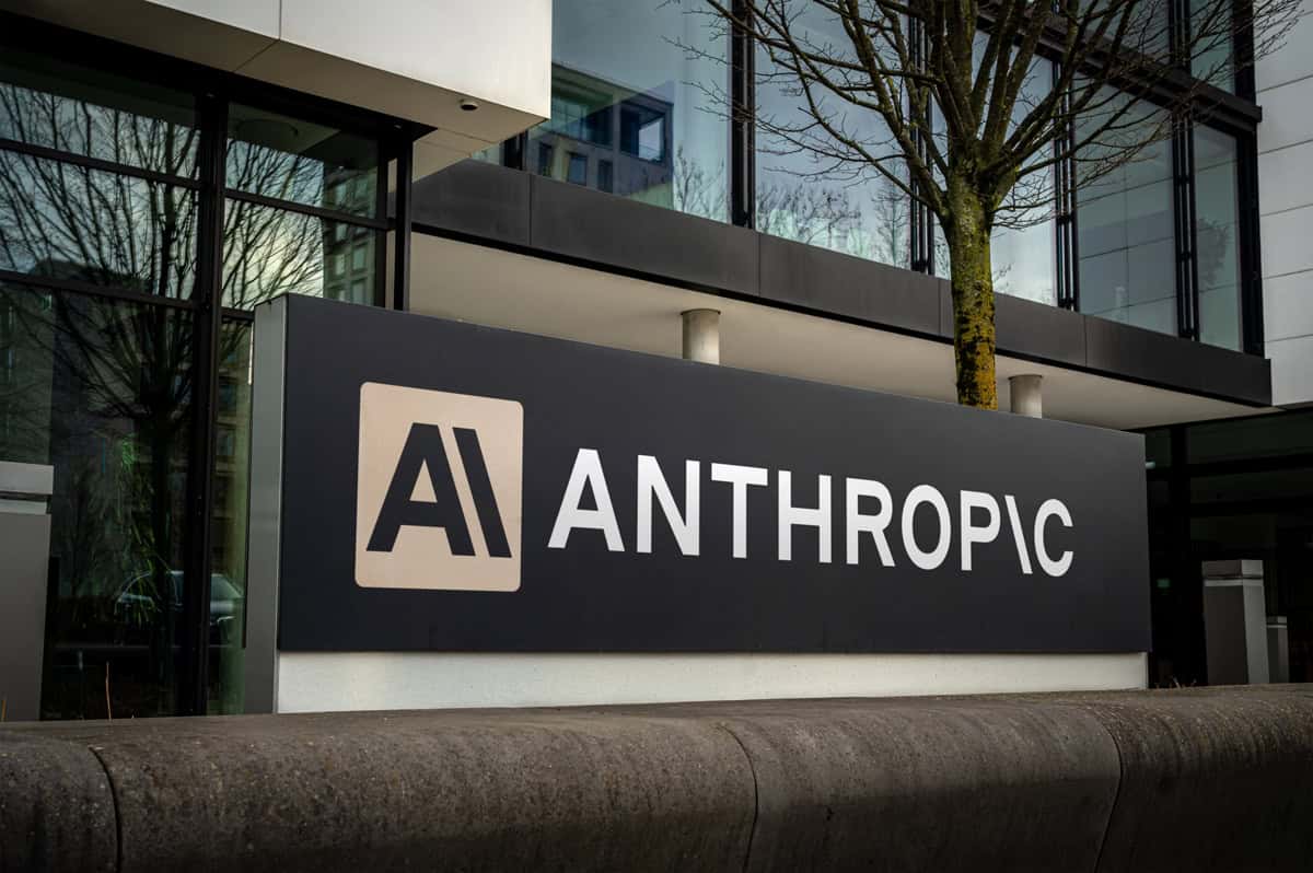 Logo da Anthropic em fachada de prédio