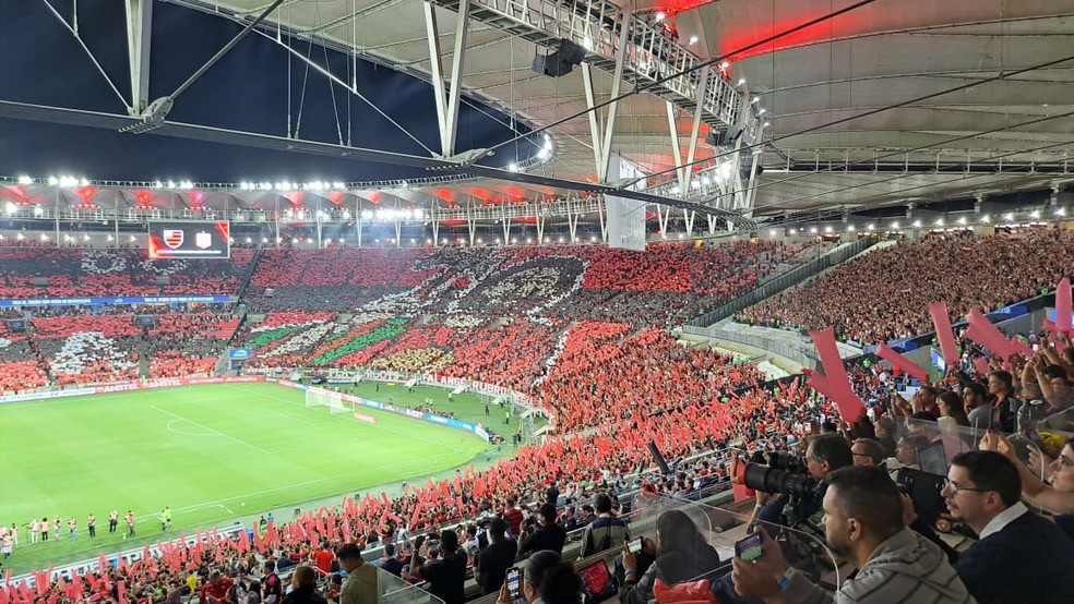 'Em busca do penta': veja mosaico feito pela torcida do Flamengo antes de jogo decisivo contra Estudiantes