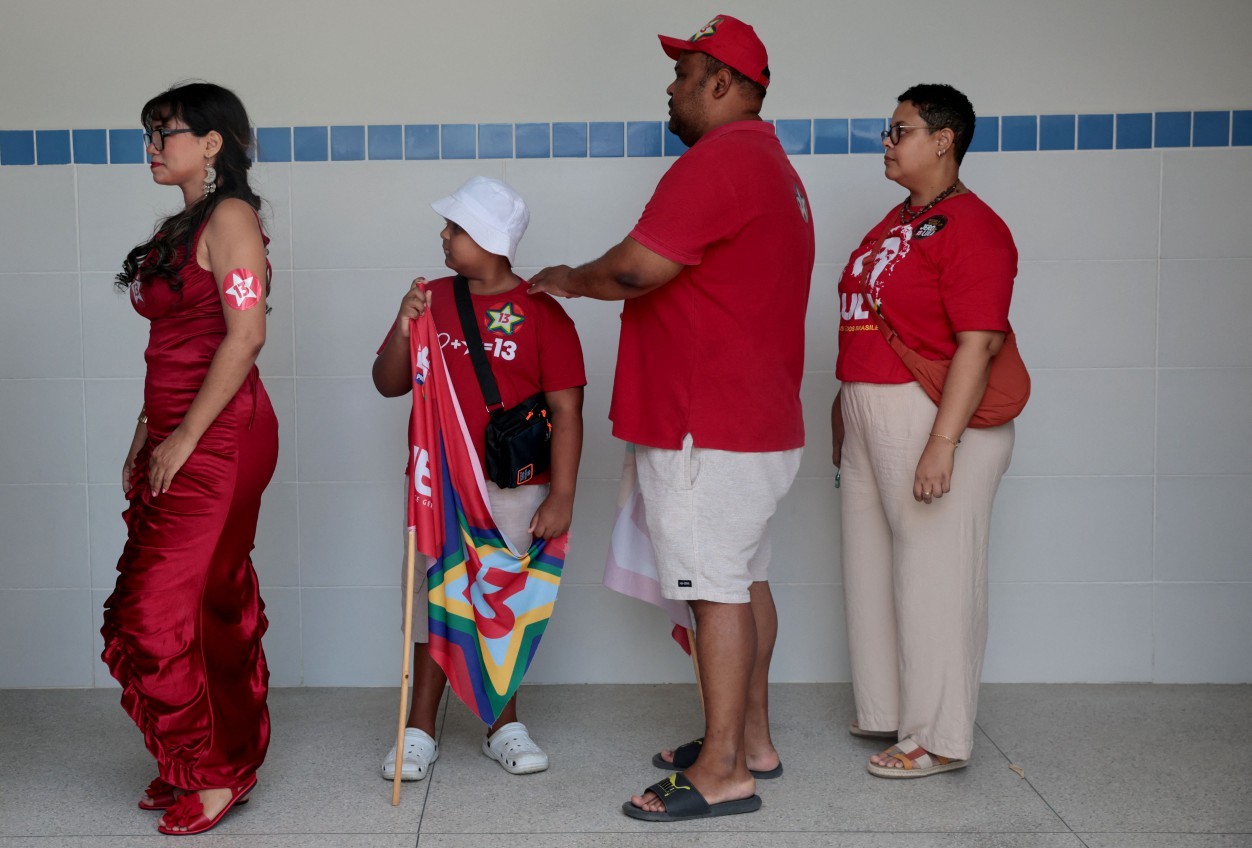 Eleitores aguardam para votar em uma seção eleitoral em Salvador, — Foto: ANTONELLO VENERI / AFP