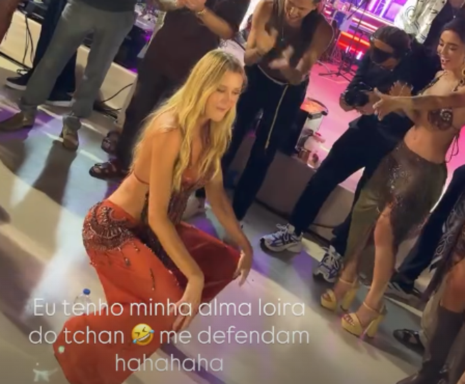 Ana Paula Siebert dan&ccedil;ando na boquinha da garrafa durante festa de Tati Barbieri, que teve show surpresa do "&Eacute; o Tchan"
