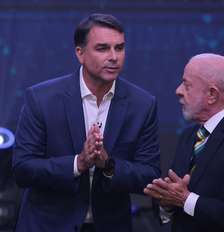 Lula e Flávio no primeiro debate do segundo turno das eleições, realizado pelo Grupo Bandeirantes. Foto: Werther Santana/Estadão / Estadão