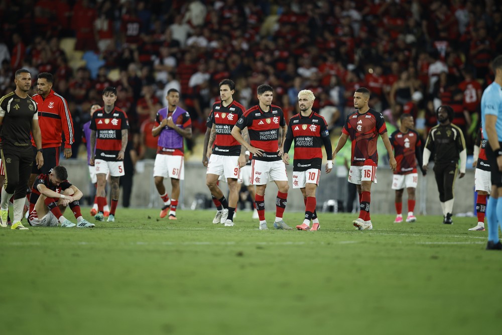 Os jogadores do Flamengo desolados após a eliminação na Libertadores para o Estudiantes — Foto: Guito Moreto/Agência O Globo