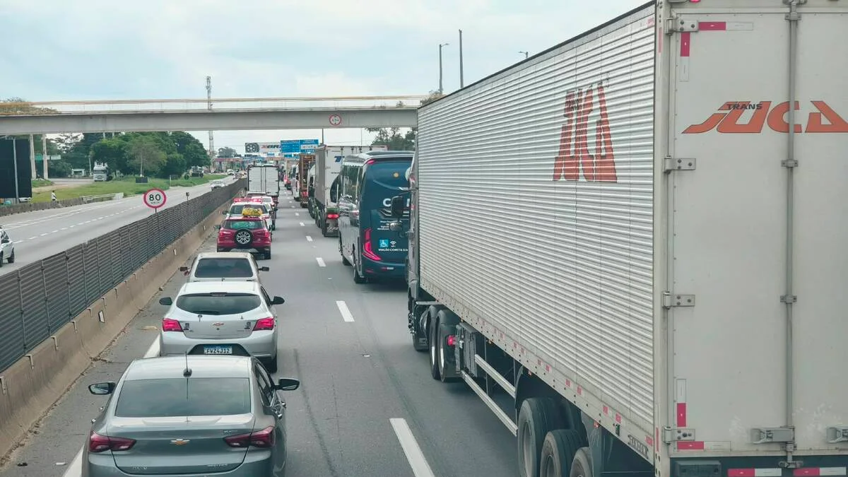 Rodovias de SP têm tráfego intenso com feriadão e retorno de Aparecida