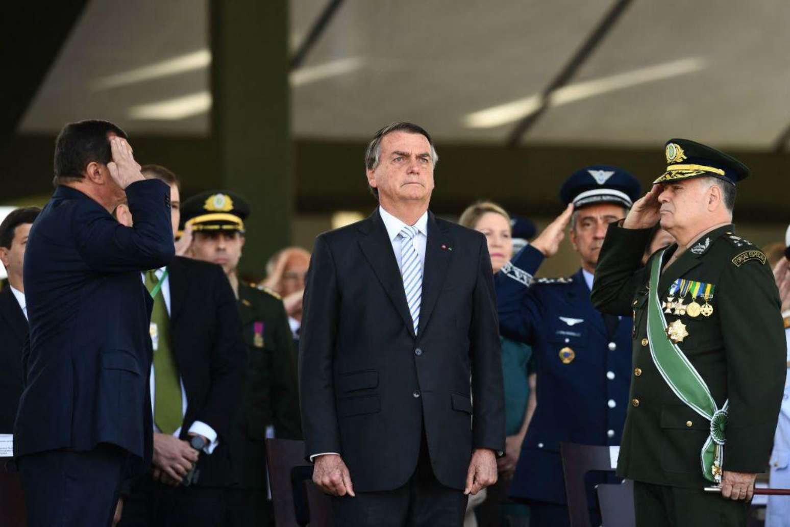 Para pesquisador, Bolsonaro submeteu militares a 'vários vexames' em seu governo