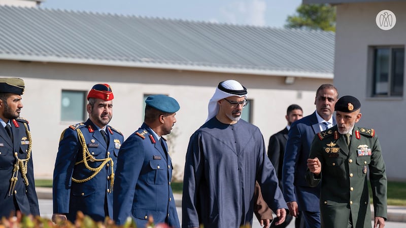 O xeique Khalid encontra estudantes militares de Emiratos Árabes Unidos durante visita oficial à Grécia