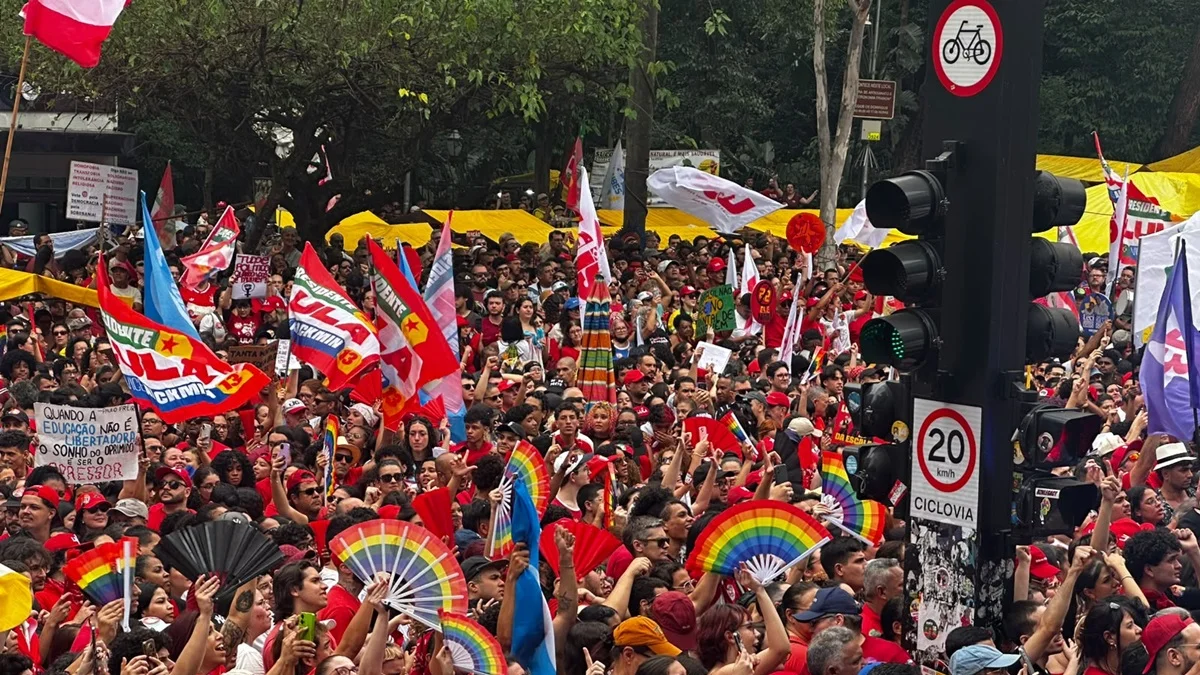 PM fecha estações de Metrô na Av. Paulista durante dispersão de ato de Lula