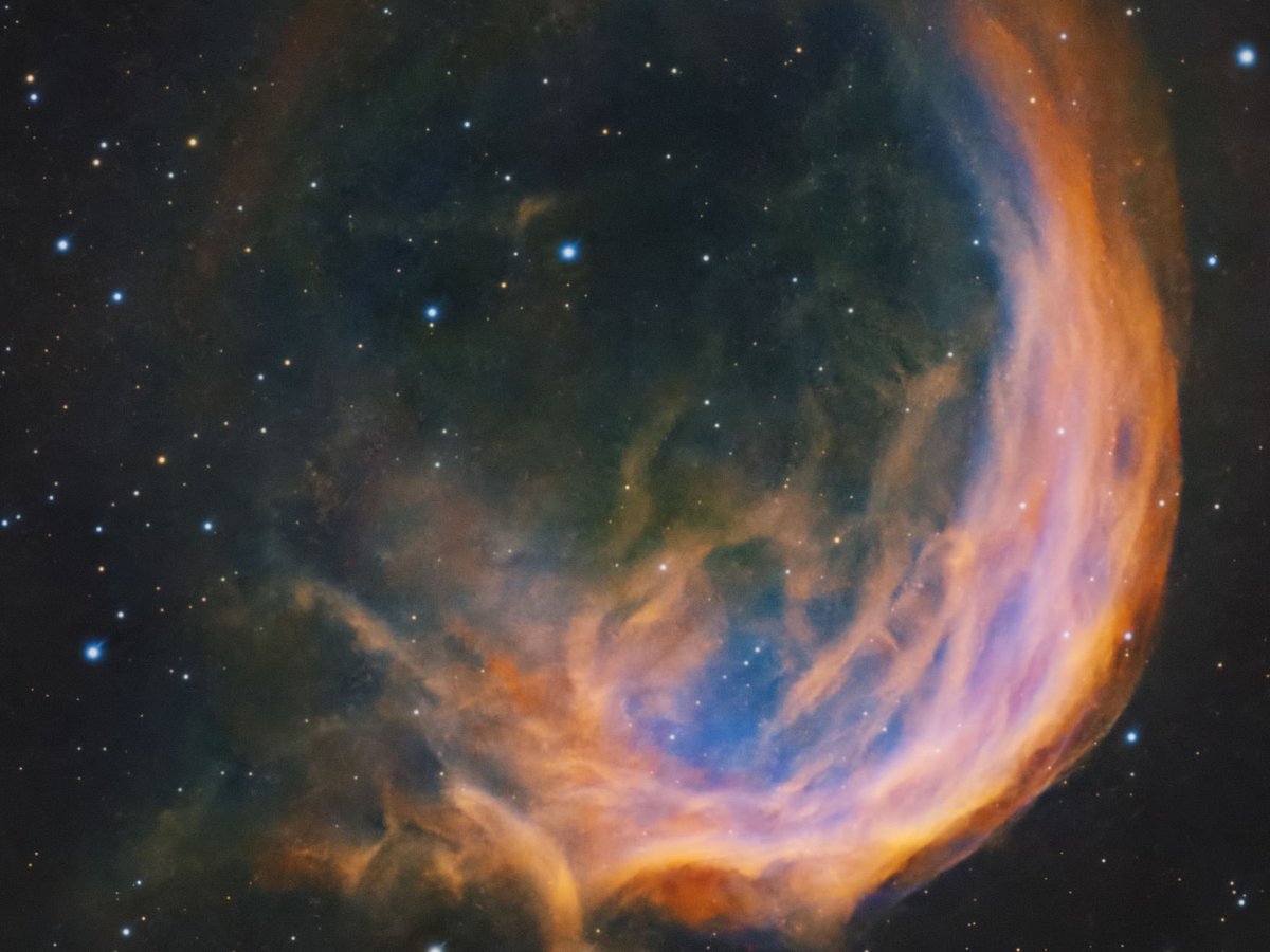 54 horas no deserto revelam a 'Nebulosa Firefox' de Abu Dhabi, a 2.770 anos-luz de distância