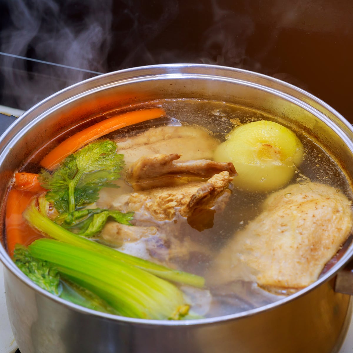 O segredo para um caldo de frango sem nuvens