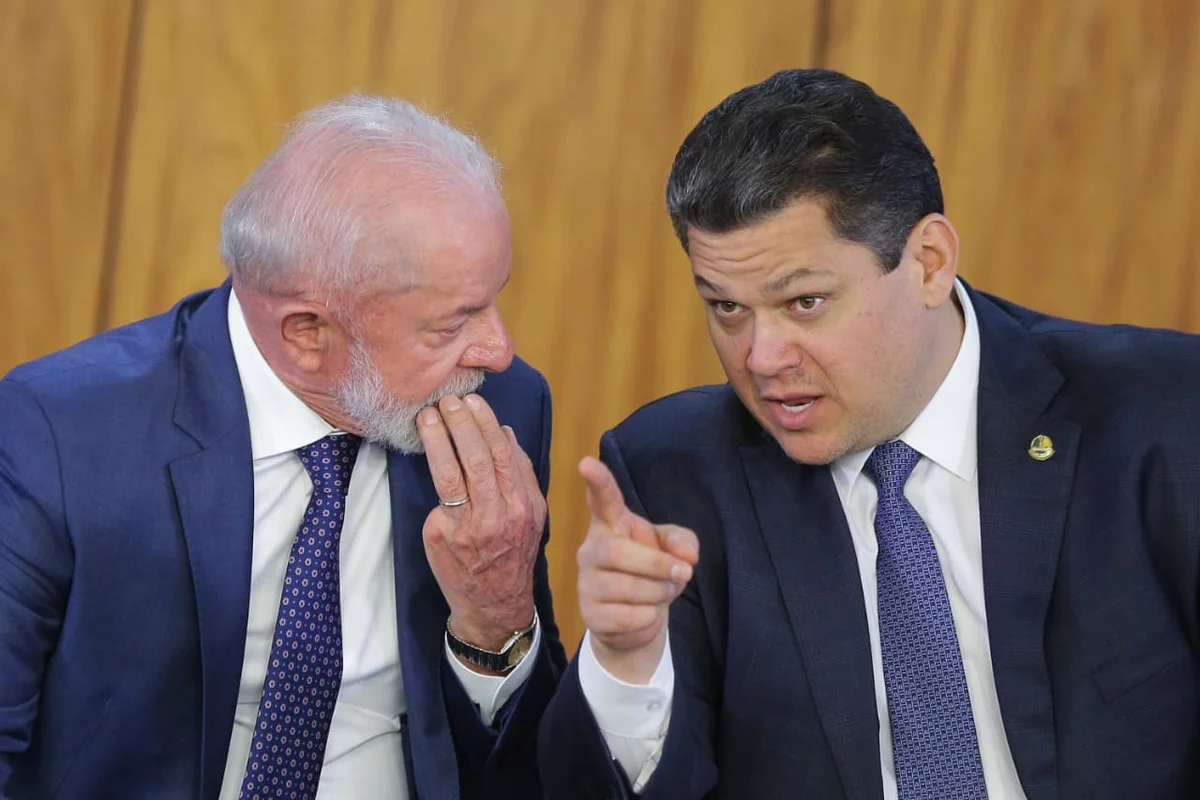 Alcolumbre calcula ter votos para fim da 6x1; Flávio quer flexibilização