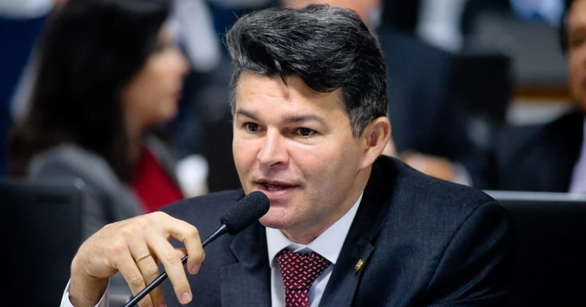 Deputado que falou que seu eleitor ‘bebe detergente’ apresenta projeto contra ‘monitoramento ideológico’