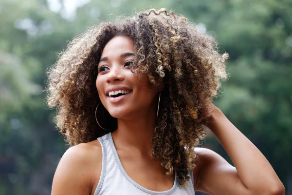 Cabelo áspero e difícil de cuidar? Médicas explicam o que é scab hair