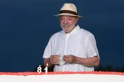 O presidente Luiz Inácio Lula da Silva apaga as velas do bolo e se emociona durante a comemoração de seu aniversário de 81 anos, no Palácio da Alvorada