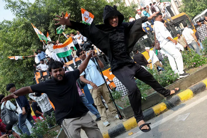 Jovens indianos mudam táticas à medida que a polícia endurece a repressão contra protestos eleitorais