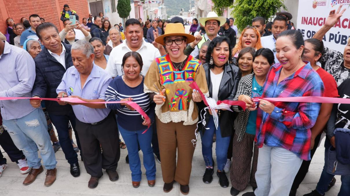 Mulheres pavimentam uma rua esquecida há 28 anos em Ecatepec por meio de um programa comunitário