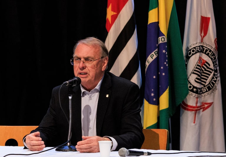 Stabile justifica salários atrasados no Corinthians e nega problemas com elenco
