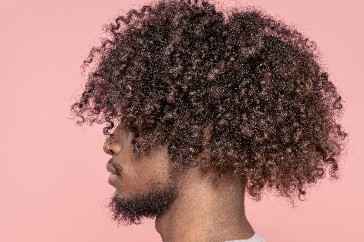 Cabelo áspero e difícil de cuidar? Médicas explicam o que é scab hair