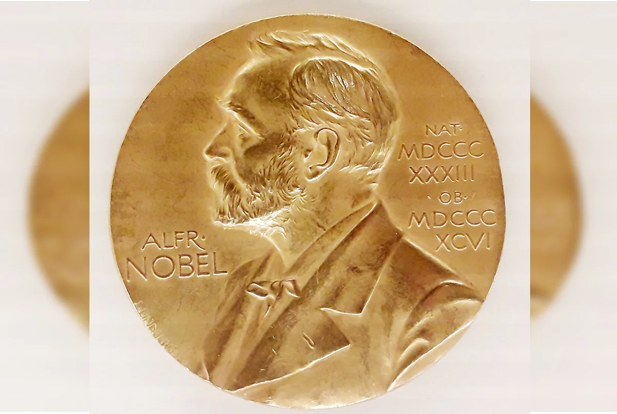 Imagem colorida da Medalha do Prêmio Nobel Sueco de Física, Química, Fisiologia ou Medicina e Literatura. Observação: o Prêmio Nobel da Paz, concedido na Noruega, tem um design diferente.