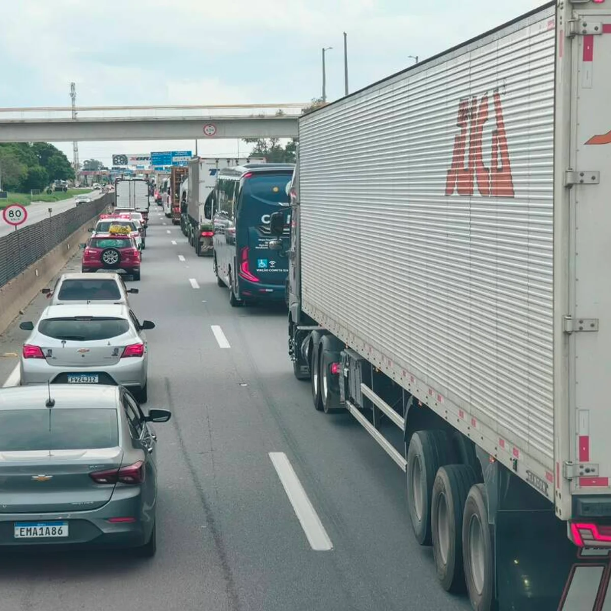 Rodovias de SP têm tráfego intenso com feriadão e retorno de Aparecida